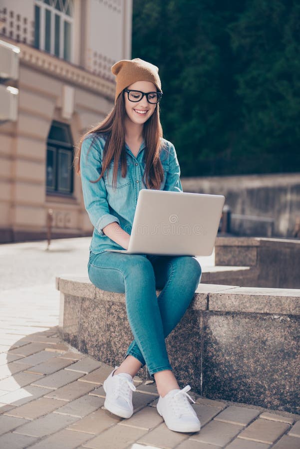 Het jonge leuke meisje blogger werkt in openlucht aan haar laptop Zij I royalty-vrije stock fotografie Het jonge leuke meisje blogger werkt in openlucht aan haar laptop Zij I royalty-vrije stock fotografie
