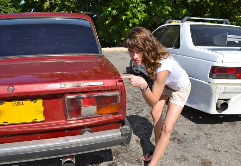 Het jonge meisje van Nice bij een auto stock foto Het jonge meisje van Nice bij een auto stock foto
