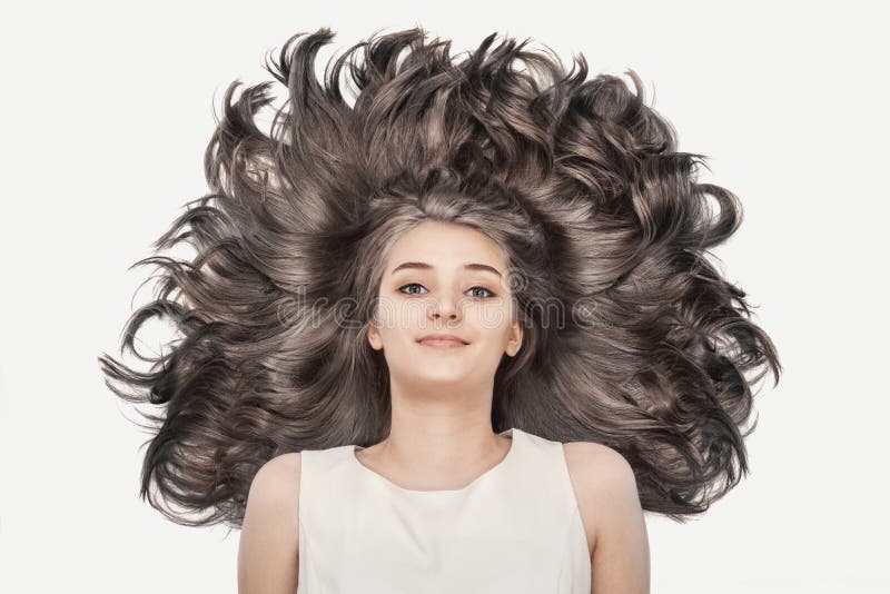 Het jonge meisje van Nice met luxueus blond haar op een witte achtergrond stock afbeeldingen Het jonge meisje van Nice met luxueus blond haar op een witte achtergrond stock afbeeldingen