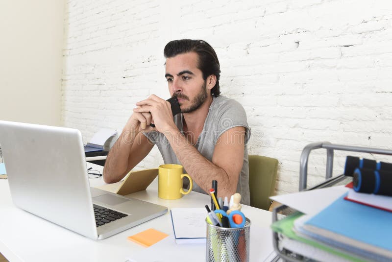 Het jonge moderne de student of de zakenman het werk van de hipsterstijl holdings mobiele telefoon denken royalty-vrije stock foto Het jonge moderne de student of de zakenman het werk van de hipsterstijl holdings mobiele telefoon denken royalty-vrije stock foto