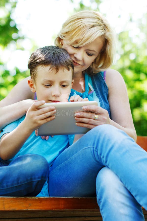 Het Jonge Moeder En Zoons Spelen Op Tablet Stock Foto - Afbeelding ...
