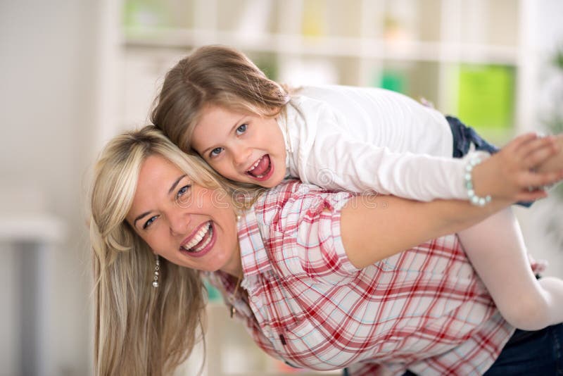 Het jonge moeder spelen met haar dochter stock fotografie