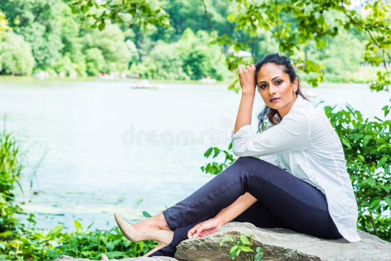 Het jonge Mooie Indische Amerikaanse de Vrouw van het Oosten reizen, die bij Central Park, New York ontspannen stock foto Het jonge Mooie Indische Amerikaanse de Vrouw van het Oosten reizen, die bij Central Park, New York ontspannen stock foto