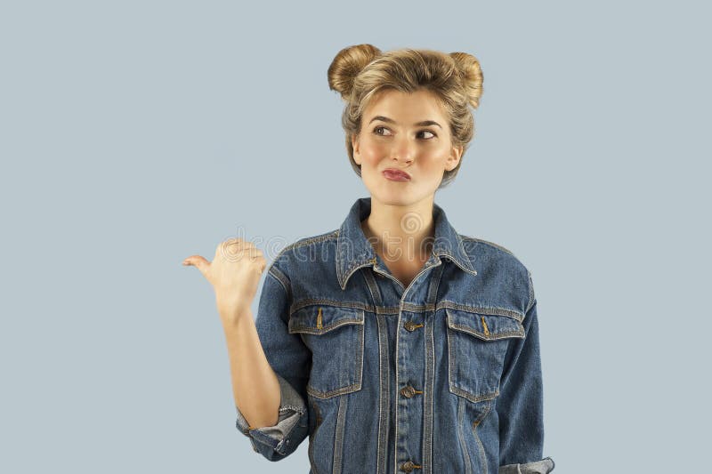 Het jonge mooie sterk emotionele meisje toont verschillende gebaren op een geïsoleerde blauwe achtergrond Concept Menselijke Emot stock fotografie Het jonge mooie sterk emotionele meisje toont verschillende gebaren op een geïsoleerde blauwe achtergrond Concept Menselijke Emot stock fotografie