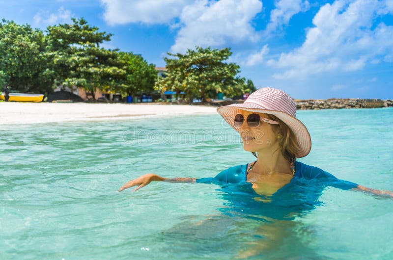 Het jonge mooie vrouw ontspannen op een strand royalty-vrije stock afbeelding Het jonge mooie vrouw ontspannen op een strand royalty-vrije stock afbeelding