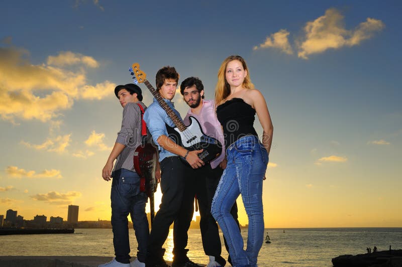 Het jonge muzikale band stellen in openlucht met houding stock foto's Het jonge muzikale band stellen in openlucht met houding stock foto's