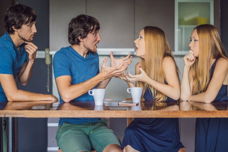 Het jonge paar zweert in de keuken Het horloge en evalueert hun gedrag van de kant Emotioneel intelligentieconcept