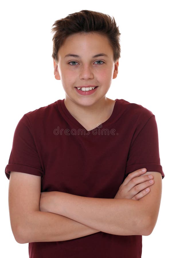 Het jonge portret van de tienerjongen met gevouwen wapens stock foto Het jonge portret van de tienerjongen met gevouwen wapens stock foto