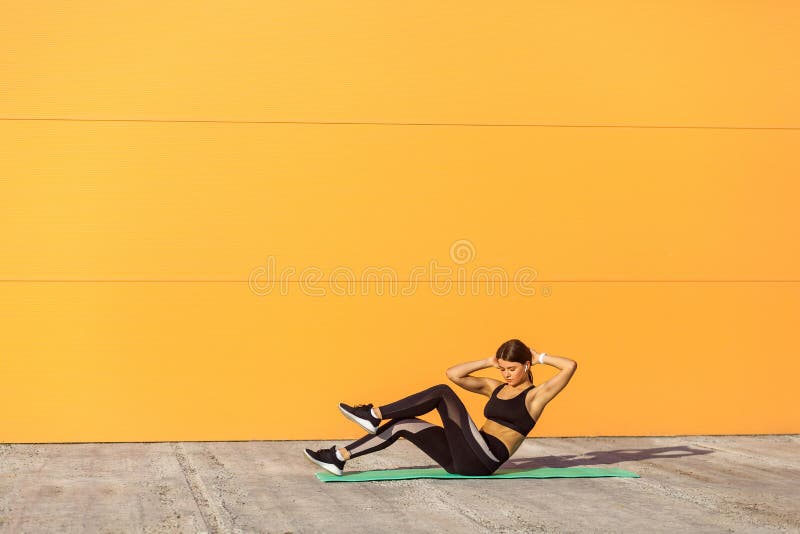 Het jonge sportieve vrouw praktizeren, die kruiselingse oefening, fietskraken doen stelt, het uitwerken, dragend sportkleding, zw royalty-vrije stock fotografie Het jonge sportieve vrouw praktizeren, die kruiselingse oefening, fietskraken doen stelt, het uitwerken, dragend sportkleding, zw royalty-vrije stock fotografie