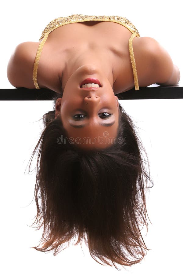 Het jonge stellende hoofd van de Vrouw neer, op een bureau stock foto's Het jonge stellende hoofd van de Vrouw neer, op een bureau stock foto's