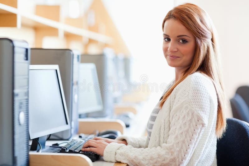 Het jonge student stellen met een computer stock foto Het jonge student stellen met een computer stock foto