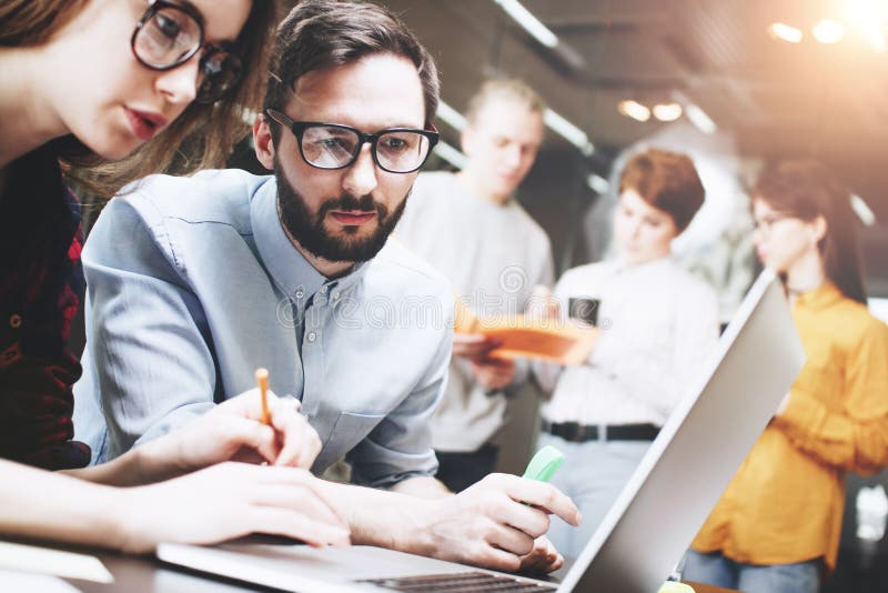 Het jonge team van mensen werkt aan een nieuw project in een modern zolderbureau samen Creeer een nieuw concept Het werken bij la stock afbeelding Het jonge team van mensen werkt aan een nieuw project in een modern zolderbureau samen Creeer een nieuw concept Het werken bij la stock afbeelding