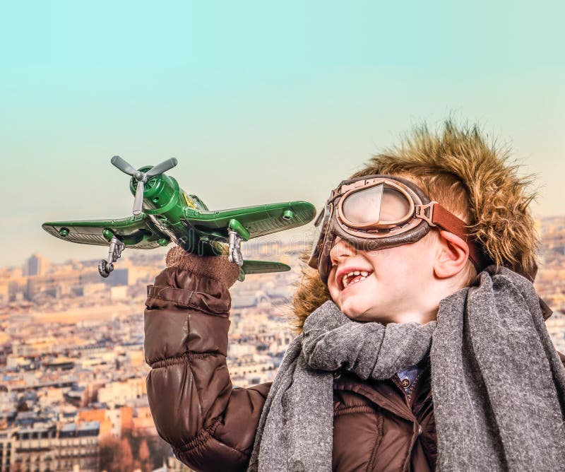 Het jonge vliegenier spelen met stuk speelgoed vliegtuig stock fotografie Het jonge vliegenier spelen met stuk speelgoed vliegtuig stock fotografie