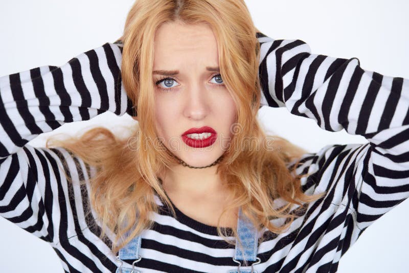 Het jonge vrouw lijden van de pijn over witte achtergrond stock afbeeldingen Het jonge vrouw lijden van de pijn over witte achtergrond stock afbeeldingen