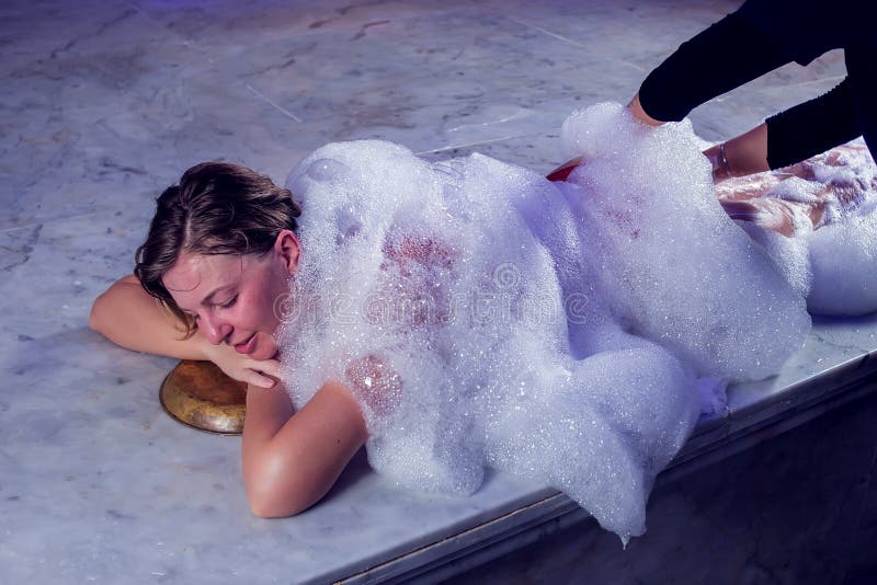 Het jonge vrouw ontspannen in hammam of Turks bad royalty-vrije stock fotografie Het jonge vrouw ontspannen in hammam of Turks bad royalty-vrije stock fotografie
