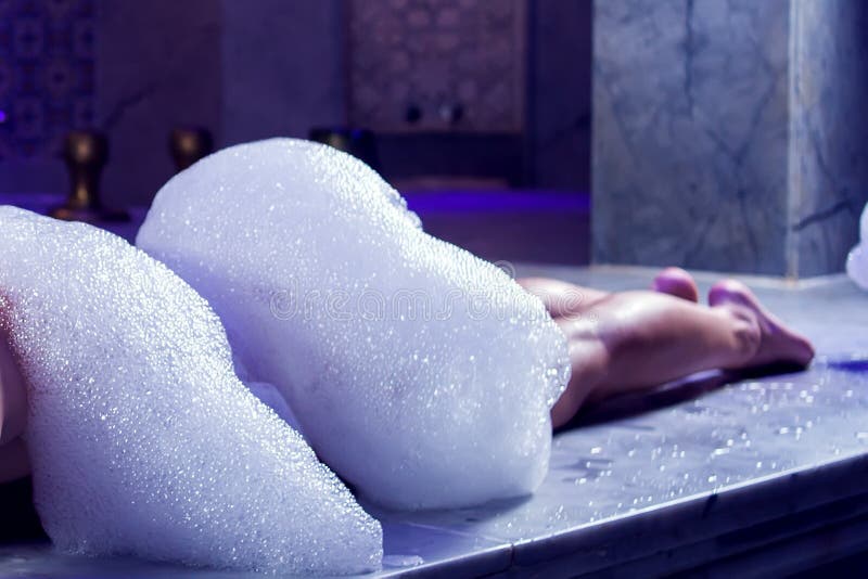 Het jonge vrouw ontspannen in hammam of Turks bad royalty-vrije stock fotografie Het jonge vrouw ontspannen in hammam of Turks bad royalty-vrije stock fotografie