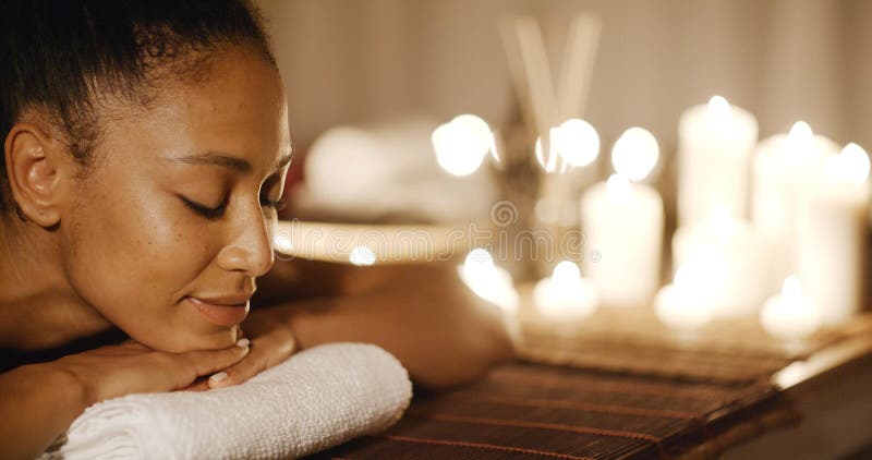 Het jonge Vrouw Ontspannen op een Massagebank royalty-vrije stock foto Het jonge Vrouw Ontspannen op een Massagebank royalty-vrije stock foto
