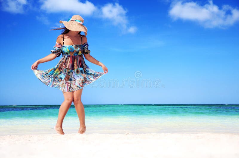 Het jonge vrouw ontspannen op exotisch strand en het genieten van van aardige weath stock fotografie Het jonge vrouw ontspannen op exotisch strand en het genieten van van aardige weath stock fotografie