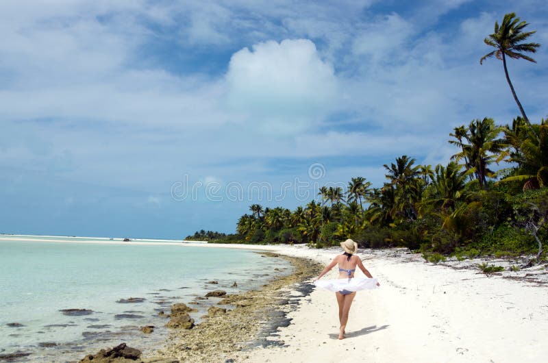 Het jonge vrouw ontspannen op verlaten tropisch eiland royalty-vrije stock foto Het jonge vrouw ontspannen op verlaten tropisch eiland royalty-vrije stock foto