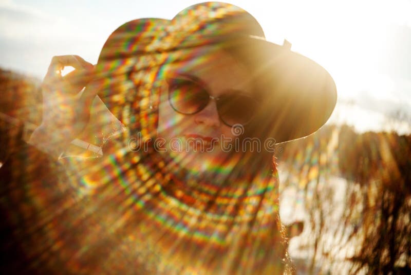 Het jonge vrouw stellen in zwarte laag en zwarte hoed royalty-vrije stock fotografie Het jonge vrouw stellen in zwarte laag en zwarte hoed royalty-vrije stock fotografie