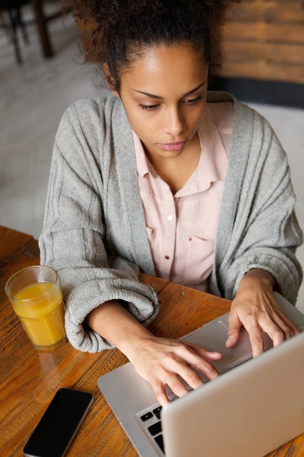 Het jonge vrouwelijke werknemer typen op laptop stock foto Het jonge vrouwelijke werknemer typen op laptop stock foto
