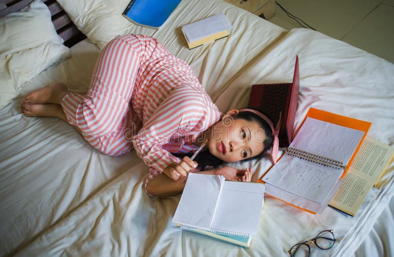 Het jonge wanhopige en vermoeide Aziatische Koreaanse universitaire gevoel van het studentenmeisje overweldigde en beklemtoonde h stock foto Het jonge wanhopige en vermoeide Aziatische Koreaanse universitaire gevoel van het studentenmeisje overweldigde en beklemtoonde h stock foto