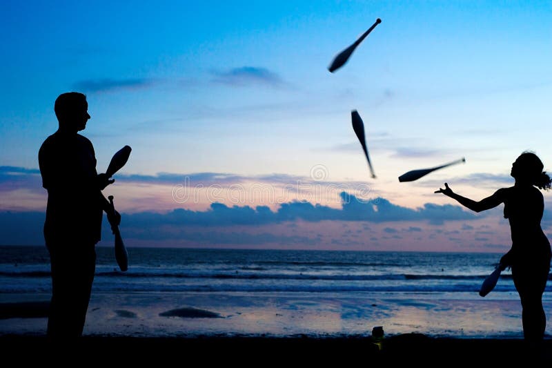 Het jongleren met bij zonsondergang
