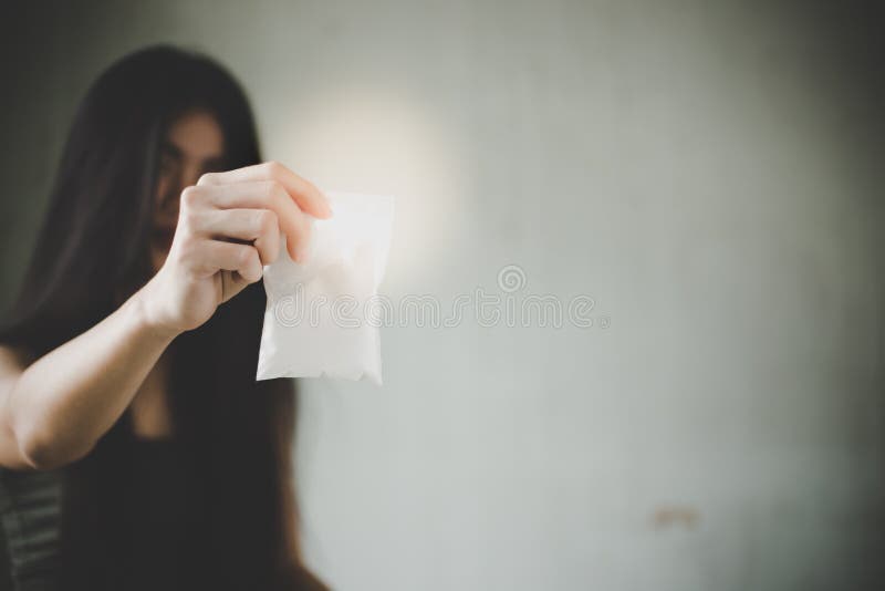 Het junkiemeisje toont verdovend of cocaïne, heroïne aan klant stock afbeelding Het junkiemeisje toont verdovend of cocaïne, heroïne aan klant stock afbeelding