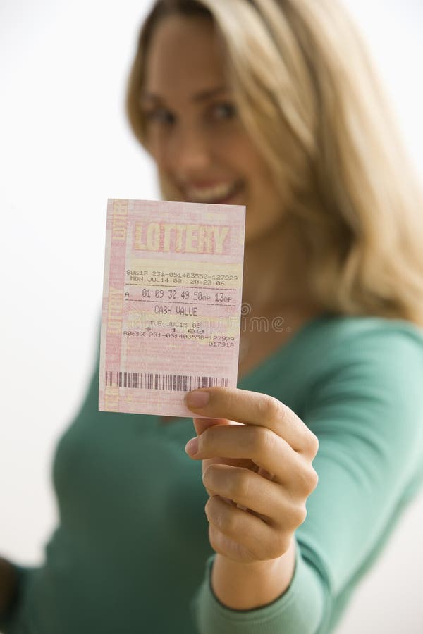 Het Kaartje van de Loterij van de Holding van de vrouw stock fotografie Het Kaartje van de Loterij van de Holding van de vrouw stock fotografie