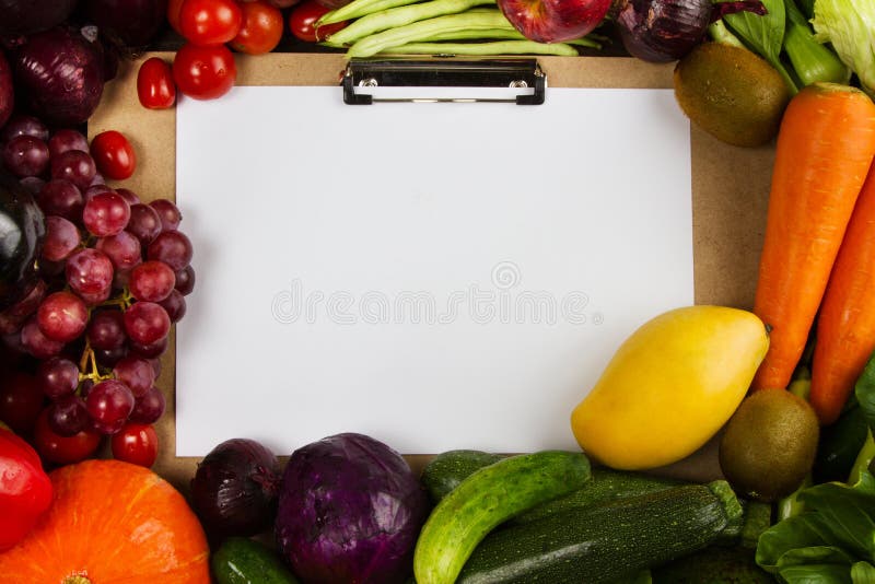 Het kader van groepsvruchten en de groenten met tekst plaatsen door document op midden uit elkaar royalty-vrije stock foto's Het kader van groepsvruchten en de groenten met tekst plaatsen door document op midden uit elkaar royalty-vrije stock foto's