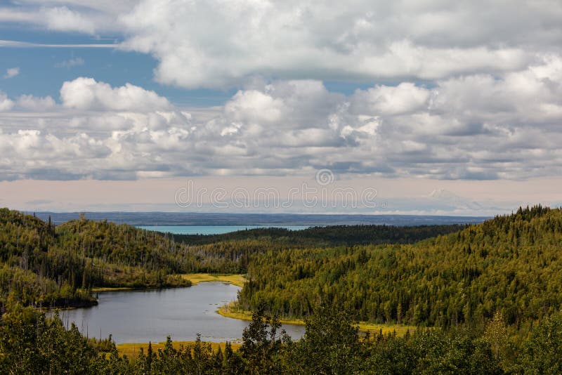 Het kalme bergmeer hoog in bergbossen van de Waaier van Alaska met sneeuw dekte bergen op achtergrond af royalty-vrije stock foto's Het kalme bergmeer hoog in bergbossen van de Waaier van Alaska met sneeuw dekte bergen op achtergrond af royalty-vrije stock foto's