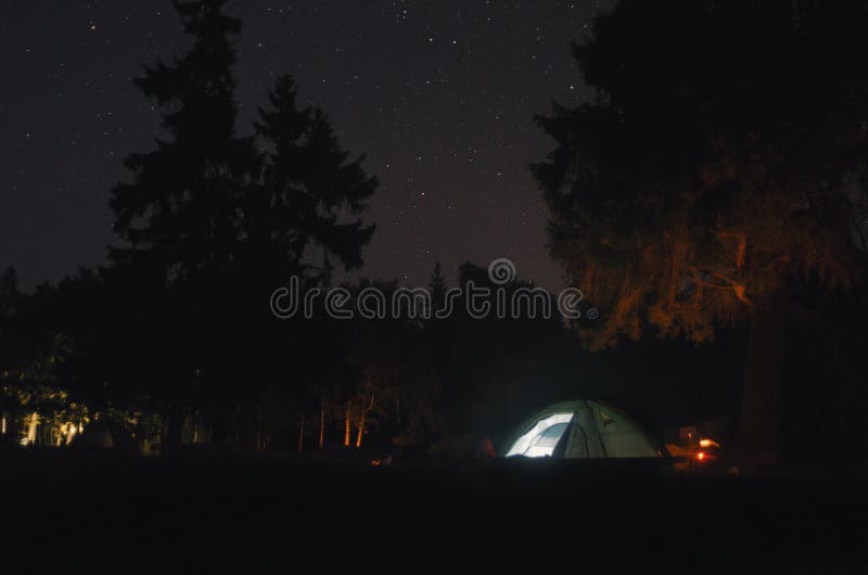 Het kamperen bij Nacht stock afbeelding Het kamperen bij Nacht stock afbeelding