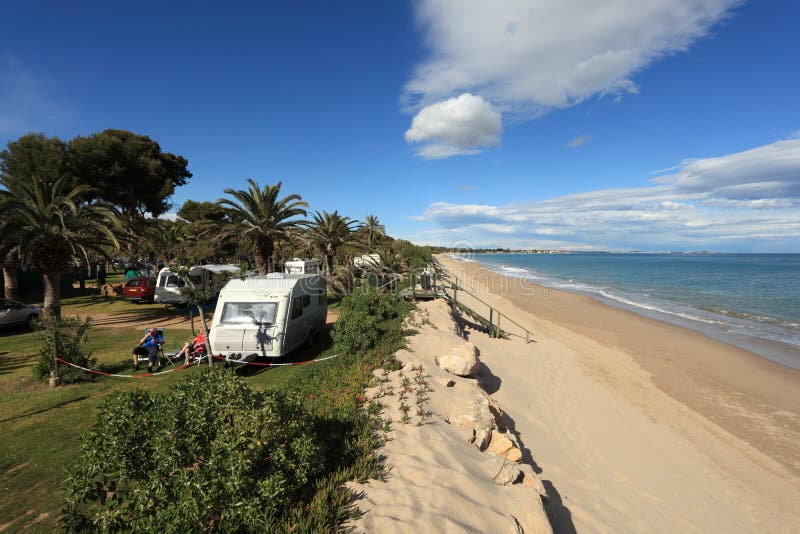 snijder tempel Karakteriseren Het Kamperen Plaats Op Het Strand, Spanje Redactionele Stock Afbeelding -  Image of kamp, toevlucht: 24591894