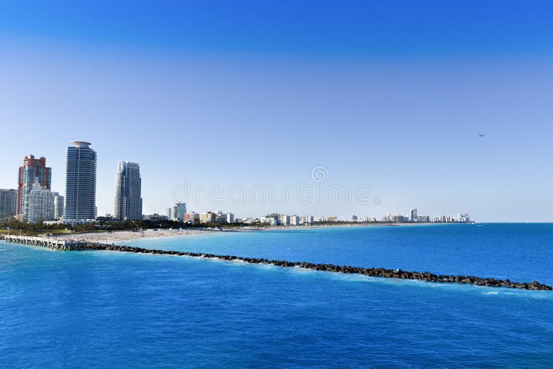 Het kanaal van de Governtmentbesnoeiing in Miami Luxewoonwijk op B stock afbeeldingen Het kanaal van de Governtmentbesnoeiing in Miami Luxewoonwijk op B stock afbeeldingen