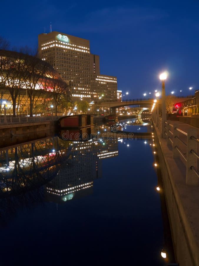 Het Kanaal van Rideau van de mening van de nacht stock afbeeldingen Het Kanaal van Rideau van de mening van de nacht stock afbeeldingen