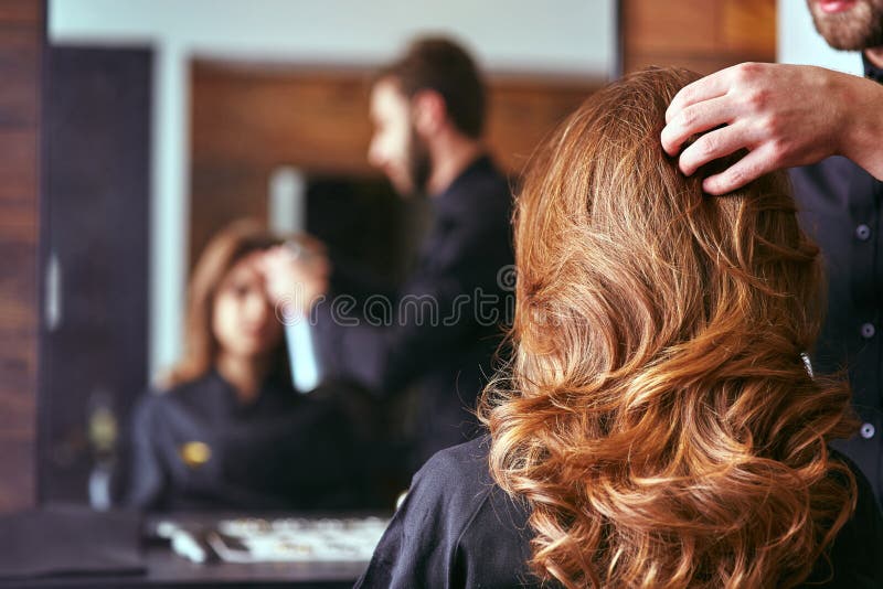 Het kapsel van vrouwen kapper, schoonheidssalon