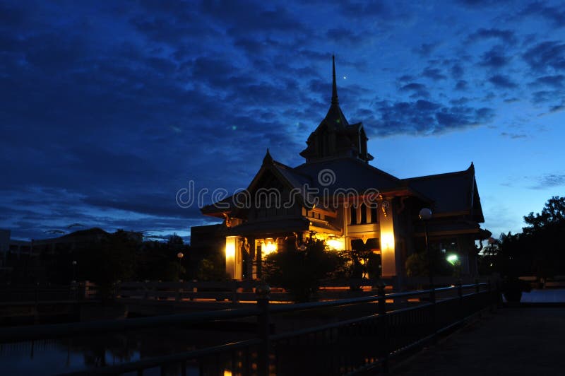 Het kasteel bij nacht stock afbeeldingen Het kasteel bij nacht stock afbeeldingen