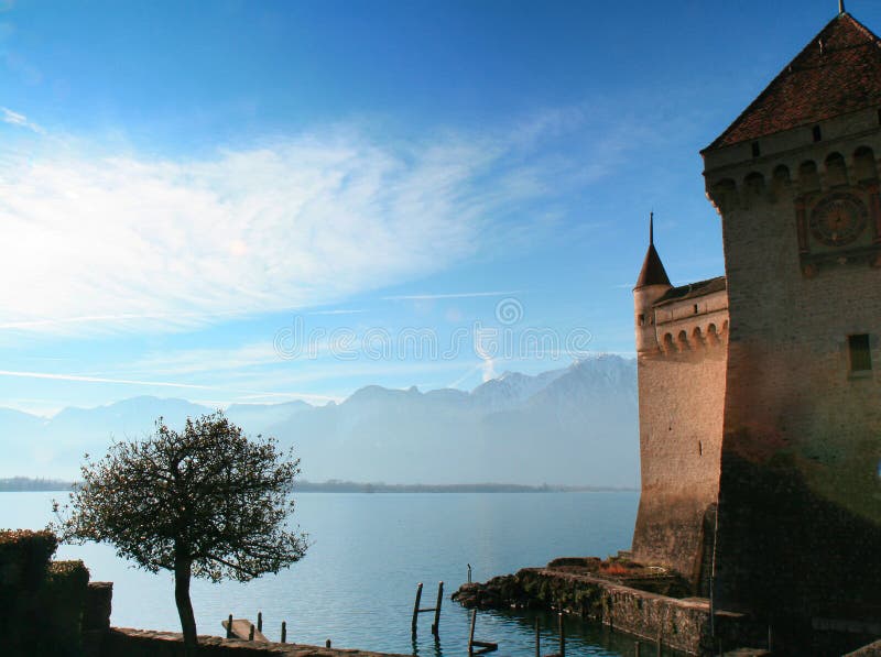 Het Kasteel en Meer Genève van Chillon stock afbeelding Het Kasteel en Meer Genève van Chillon stock afbeelding
