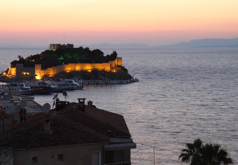 Het Kasteel van het duifeiland tijdens Zonsondergang in Kusadasi, Turkije royalty-vrije stock foto's Het Kasteel van het duifeiland tijdens Zonsondergang in Kusadasi, Turkije royalty-vrije stock foto's