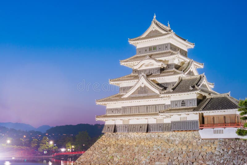 Het kasteel & x28 van Matsumoto; Matsumoto-Jo& x29; historisch oriëntatiepunt bij nacht in ja stock foto Het kasteel & x28 van Matsumoto; Matsumoto-Jo& x29; historisch oriëntatiepunt bij nacht in ja stock foto
