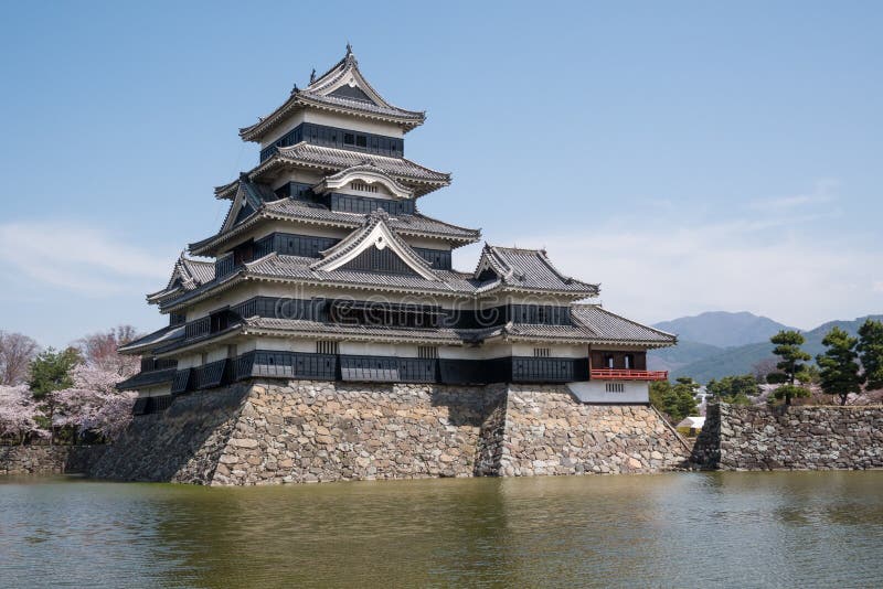 Het kasteel van Matsumoto met blauwe hemel in de stad van Nagano royalty-vrije stock afbeeldingen Het kasteel van Matsumoto met blauwe hemel in de stad van Nagano royalty-vrije stock afbeeldingen