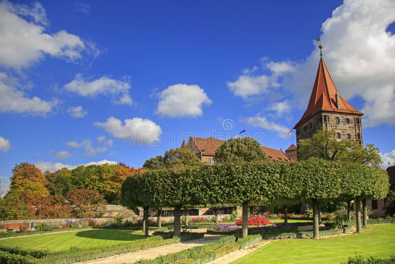Het Kasteel van Nuremberg met blauwe hemel en bomen stock foto's Het Kasteel van Nuremberg met blauwe hemel en bomen stock foto's