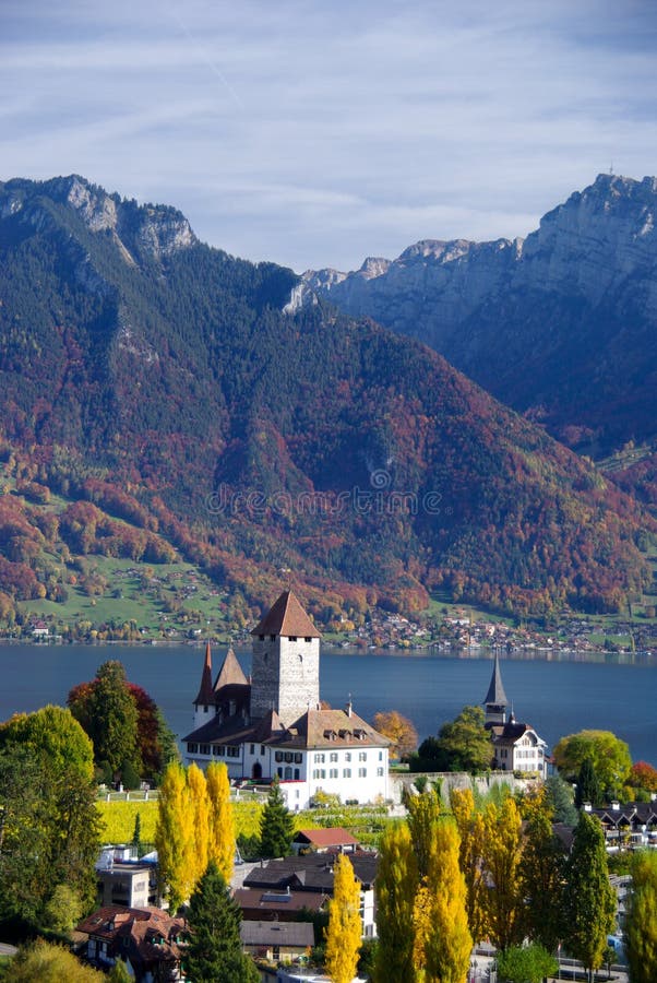 Het kasteel van Spiez in Zwitserland royalty-vrije stock afbeeldingen Het kasteel van Spiez in Zwitserland royalty-vrije stock afbeeldingen