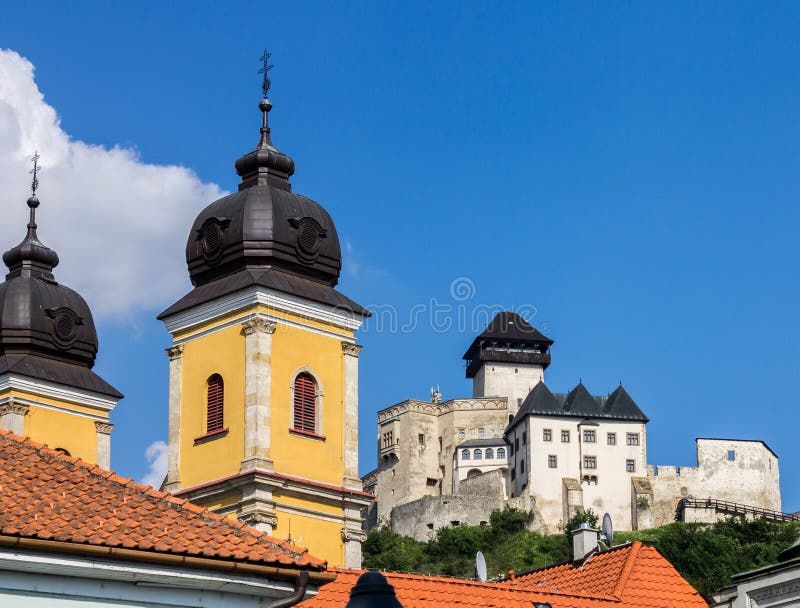 Het Kasteel van Trencin van de Piaristkerk royalty-vrije stock foto's Het Kasteel van Trencin van de Piaristkerk royalty-vrije stock foto's