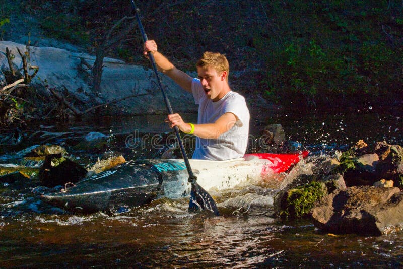 Het kayaking van de mens op rivier royalty-vrije stock afbeelding Het kayaking van de mens op rivier royalty-vrije stock afbeelding