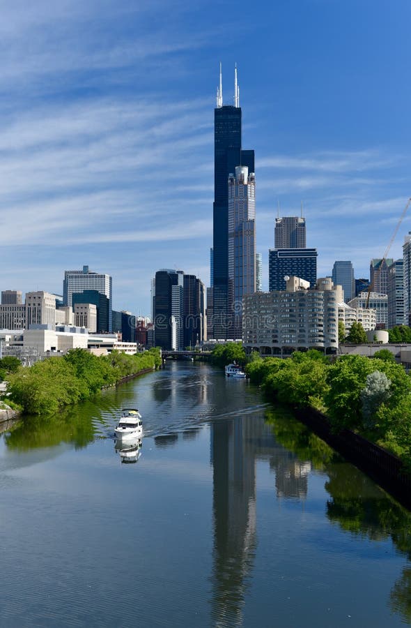 Het kijken omhoog de Rivier van Chicago royalty-vrije stock fotografie Het kijken omhoog de Rivier van Chicago royalty-vrije stock fotografie