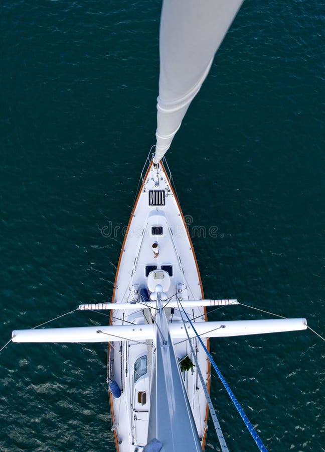Het kijken onderaan de mast van een lange moderne zeilboot