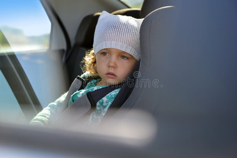 Het kind is in de autozetel