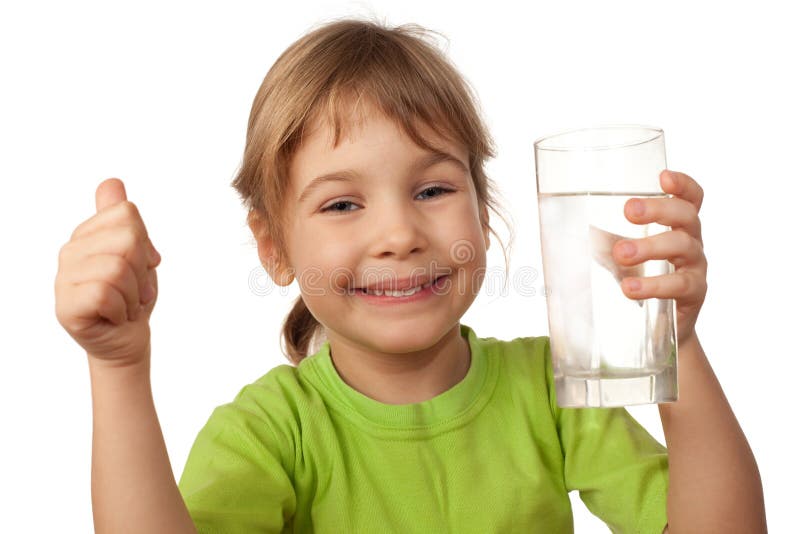Het kind drinkt water van glascontainer