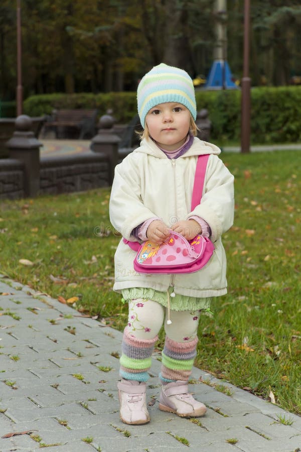 kind met een handtas stock afbeelding. Image of kind - 22574451